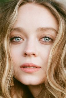 Мадлен Артур (Madeleine Arthur)
